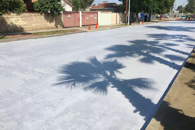 Mặt đường Los Angeles được sơn trắng.