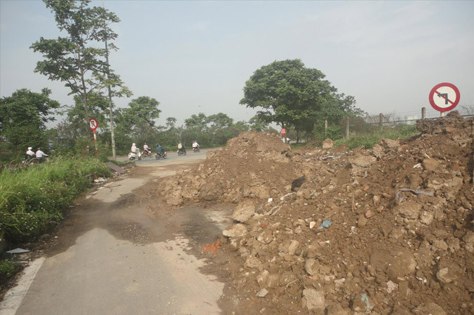 Phế thải vẫn đổ trên Đại lộ Thăng Long