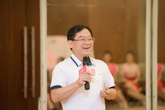 Nhà báo Lê Xuân Sơn - TBT báo Tiền Phong, Trưởng BTC cuộc thi trong buổi tiếp xúc với các thí sinh Chung khảo phía Nam. Ảnh: Hồng Vĩnh.