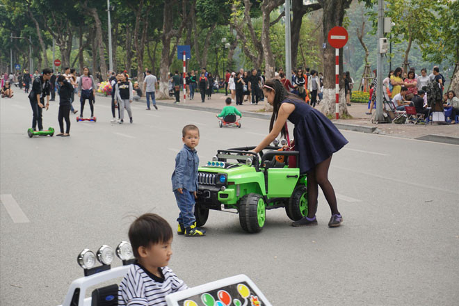 Các chuyên gia cho rằng cần thêm nhiều không gian đi bộ để giảm tải cho khu vực Hồ Gươm. Ảnh: Bảo Hân.