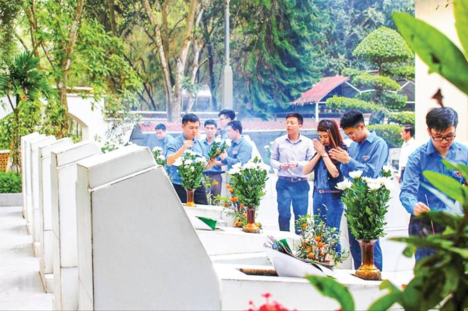 Tuổi trẻ cả nước có nhiều hoạt động tưởng nhớ, tri ân các anh hùng, liệt sĩ tại Ngã ba Ðồng Lộc. Ảnh: Xuân Thọ.