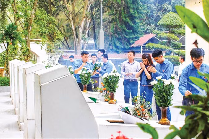 Tuổi trẻ cả nước có nhiều hoạt động tưởng nhớ, tri ân các anh hùng, liệt sĩ tại Ngã ba Ðồng Lộc. Ảnh: Xuân Thọ.