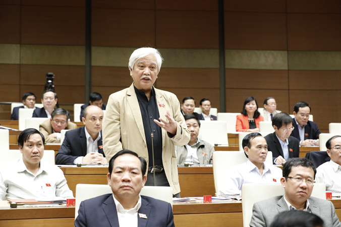 Đại biểu Dương Trung Quốc chất vấn tại kỳ họp Quốc hội khóa XIV, kỳ họp thứ tư. Ảnh: Nhật Minh.