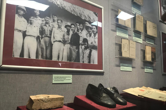 Nhiều hiện vật của các văn nghệ sĩ thời kỳ kháng chiến. Ảnh: NGUYÊN KHÁNH.