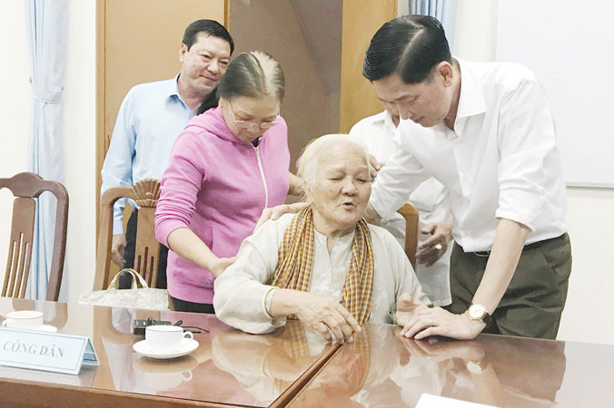 Phó Chủ tịch UBND TPHCM Trần Vĩnh Tuyến tiếp người dân khiếu nại trong dự án khu công nghệ cao (quận 9).