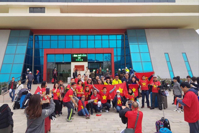 Cửa khẩu Hữu Nghị tràn ngập màu cờ Tổ quốc. Ảnh: Duy Chiến.