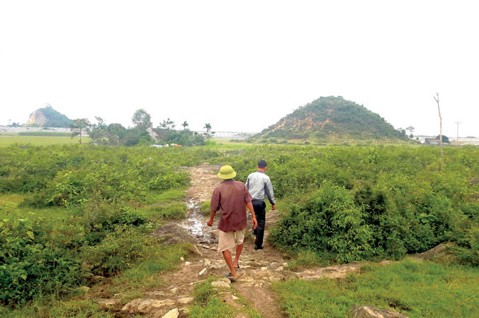 Công trình đội vốn gần 3 lần chưa hoàn thành và người dân vẫn phải ở trong lòng hồ. Ảnh: M.Ð.