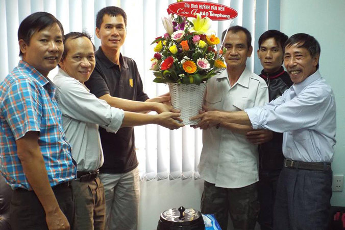Nhà báo Nguyễn Đình Quân (thứ hai từ trái sang) cùng các đồng nghiệp Tiền Phong nhận lẵng hoa cám ơn từ “người tù thế kỷ” Huỳnh Văn Nén - người được anh Quân cùng đồng nghiệp kiên trì giải oan