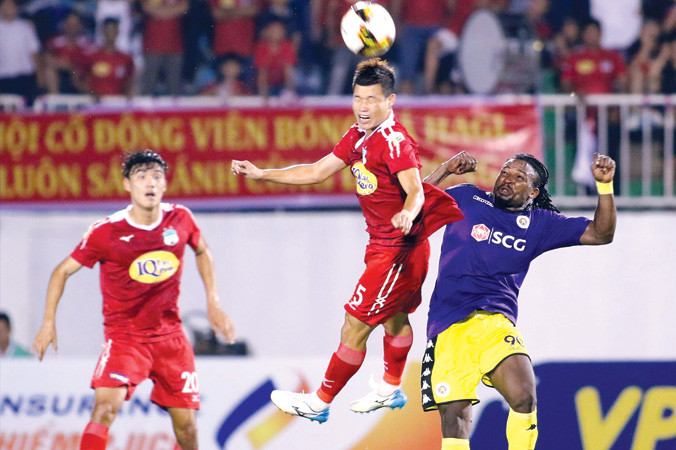 Trận tứ kết lượt về giữa Hà Nội FC (phải) và HAGL hứa hẹn sẽ hấp dẫn không kém trận lượt đi. Ảnh: Hữu Phạm.