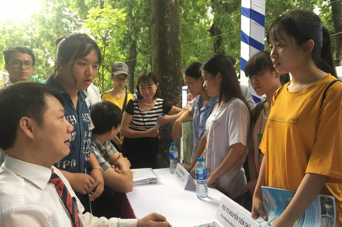 Thí sinh đến các trường nghe tư vấn xét tuyển. Ảnh: Nghiêm Huê.