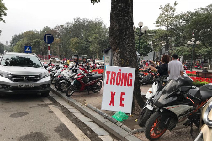 Bãi gửi xe vườn hoa Cảm Tử (đối diện đền Ngọc Sơn).