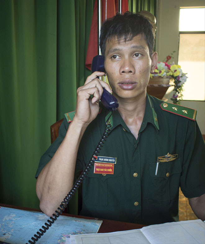 Trung úy Phạm Dương Nguyên trong ca trực. Ảnh: L.V.C.