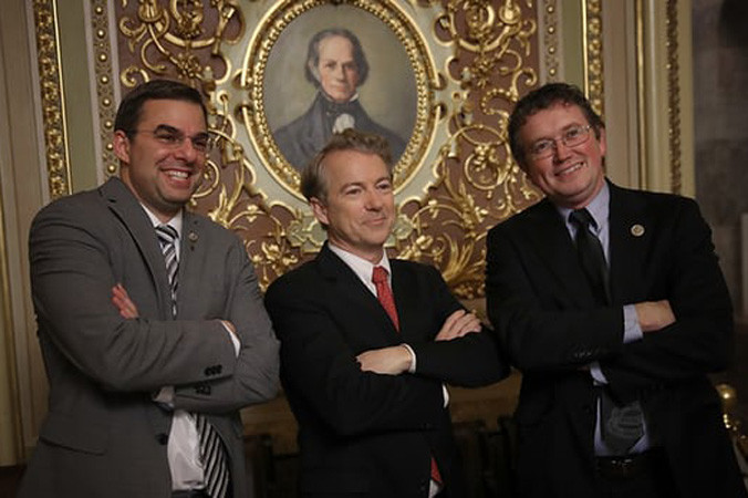 Thượng nghị sỹ Rand Paul (giữa), người khiến cho cuộc bỏ phiếu thông qua dự luật ngân sách chi tiêu chính phủ lần 2 gặp khó khăn.