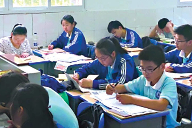 Bà mẹ Trung Quốc đến lớp ngồi học cùng con suốt ba năm liền.