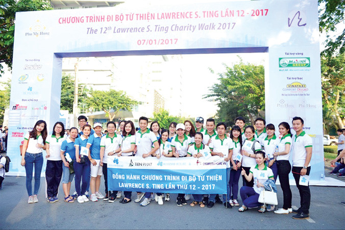 Cán bộ, nhân viên công ty CP tập đoàn Hoà Bình tham gia đi bộ tại Chương trình đi bộ từ thiện Lawrence S. Ting.