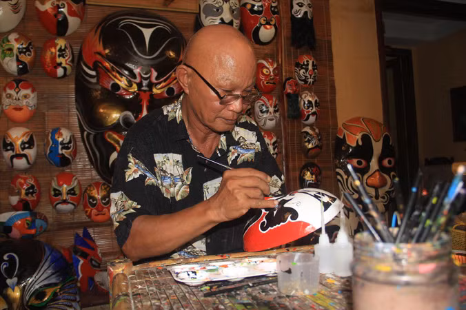 Bằng việc vẽ “mặt nạ thời gian”, nghệ nhân Bùi Quý Phong mong muốn góp phần gìn giữ và quảng bá văn hóa truyền thống củaViệt Nam. Ảnh: Thanh Trần.