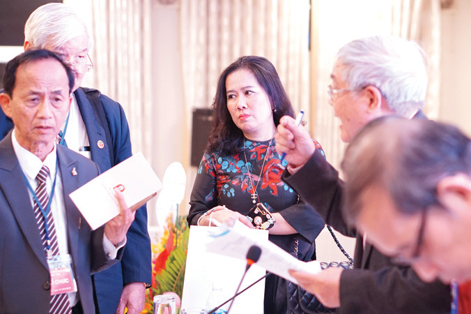 Sau khi công bố kết quả, nhiều đại biểu còn thắc mắc về số phiếu. Ảnh: Nguyên Khánh.