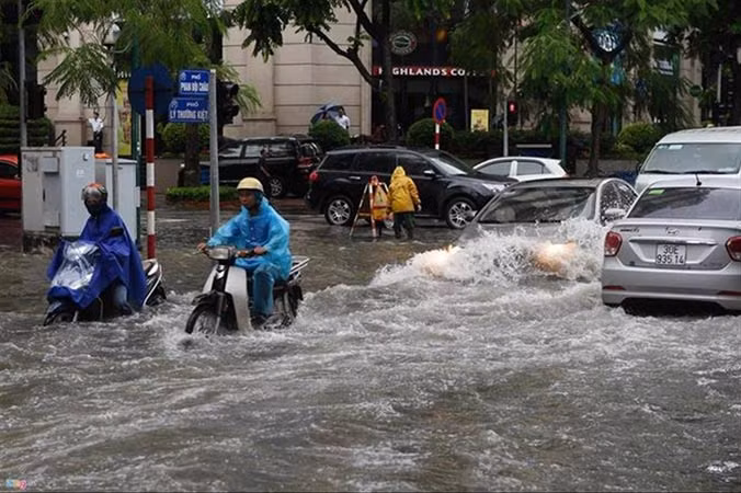 Nhiều tuyến phố ở Hà Nội ngập sâu sau trận mưa lớn.