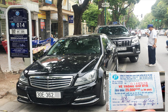 Sau 1 năm thí điểm, các điểm đỗ xe theo iParking lại trở về với ghi vé, thu tiền như trước đó.