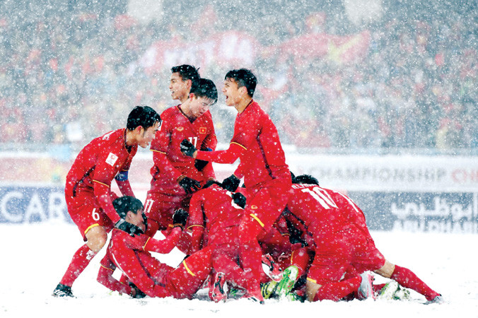 Các cầu thủ U23 Việt Nam ăn mừng bàn thắng của Quang Hải vào lưới Uzbekistan.