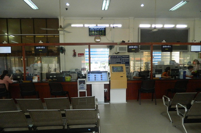 Phòng tiếp nhận và hoàn trả kết quả giải quyết hồ sơ thủ tục hành chính thuộc Văn phòng UBND quận Bình Thạnh vắng hoe (ảnh chụp lúc 15 giờ ngày 21/2) vì ít người dân đến làm thủ tục ngày đầu Xuân. Ảnh: Huy Thịnh.