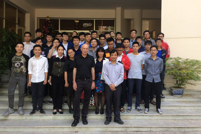 GS Matthias Paetzodl chụp cùng trường ĐH Bách khoa Hà Nội.