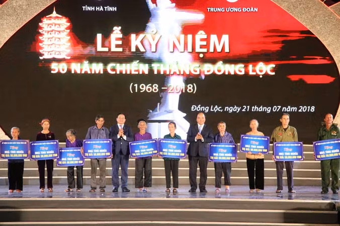 Thủ tướng Nguyễn Xuân Phúc và Bí thư Tỉnh ủy Hà Tĩnh Lê Đình Sơn trao 10 căn nhà tình nghĩa cho các hộ gia đình có công với cách mạng, gia đình gặp hoàn cảnh khó khăn.