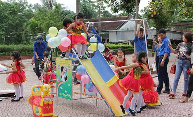 Các em nhỏ háo hức với đồ chơi tái chế.