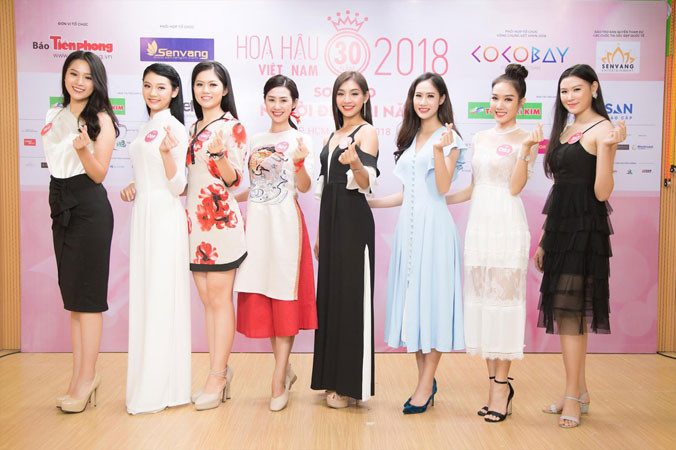 Các thí sinh thể hiện tài năng trong phần thi Người đẹp tài năng.