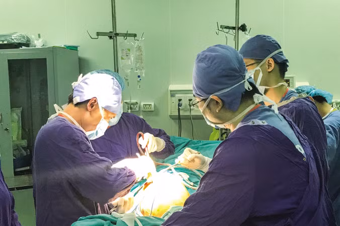 Bác sĩ Khánh mổ thay khớp háng nhân tạo cho bệnh nhân 47 tuổi.