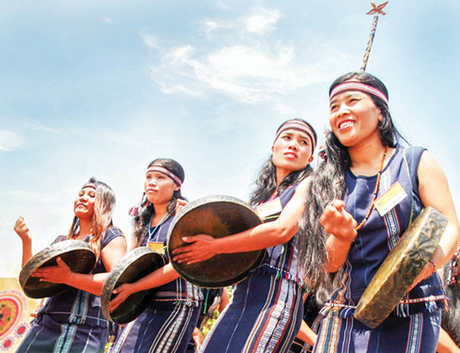 Ðội chiêng nữ.