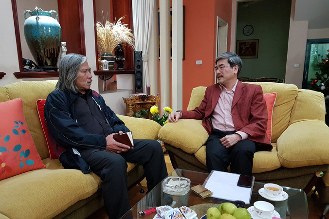 Luật sư Nguyễn Huy Thiệp (phải) và tác giả Xuân Ba.