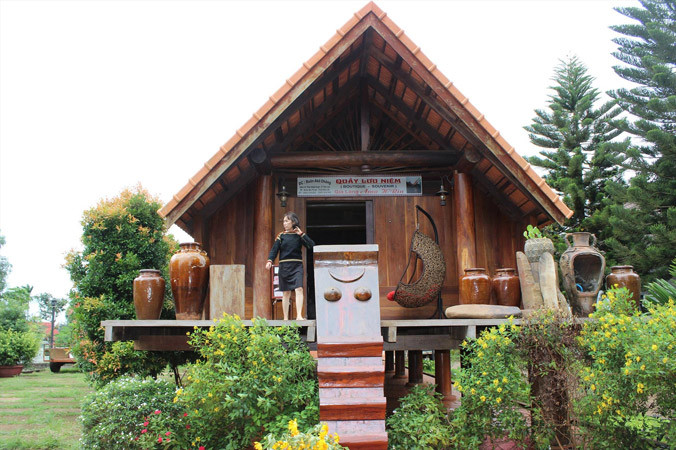 Cầu thang cái có đôi bầu sữa tràn đầy sức sống.