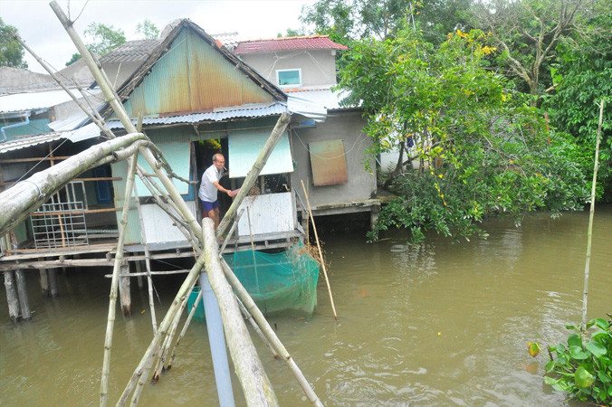 Ông Nguyễn Văn Bảy chăm sóc vườn