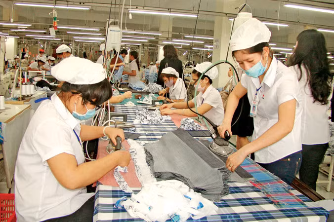 Nhiều doanh nghiệp đang khẩn trương sản xuất cho kịp đơn hàng. Ảnh: U.P.