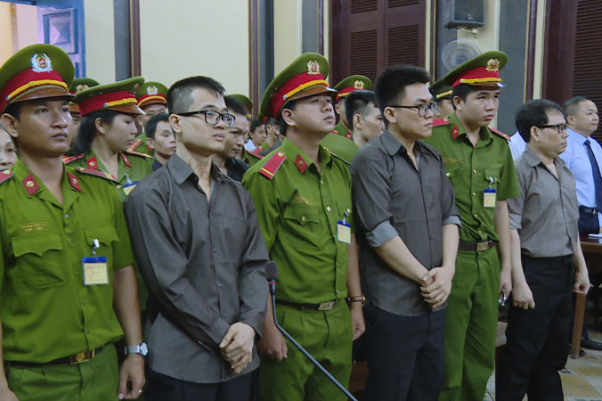 Các bị cáo nghe tòa tuyên án.