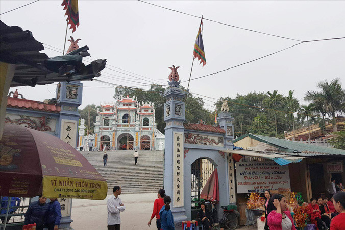 Đền Bà Chúa Kho được trùng tu, mở rộng không gian cổng do dẹp hàng loạt hàng quán. Ảnh: Nguyên Khánh.