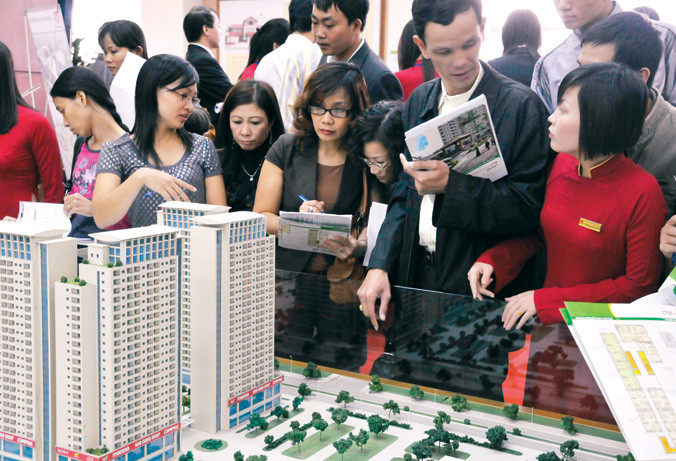 Trung lưu Việt Nam giàu lên từ bất động sản được cho là không bền vững. Ảnh: Hồng Vĩnh.