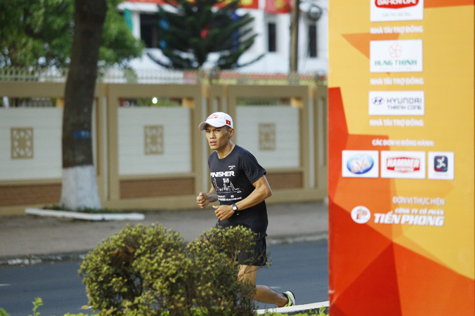 VĐV Nguyễn Văn Long thử đường chạy tại Việt dã Tiền Phong 2018.