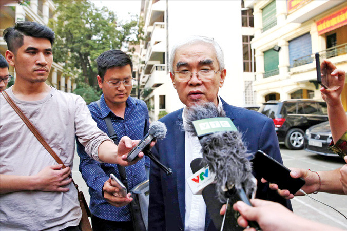 Chủ tịch VFF Lê Hùng Dũng trả lời báo chí sau cuộc làm việc với Thứ trưởng Bộ VHTTDL Lê Khánh Hải về công tác chuẩn bị Đại hội VFF khoá 8. Ảnh: VSI.