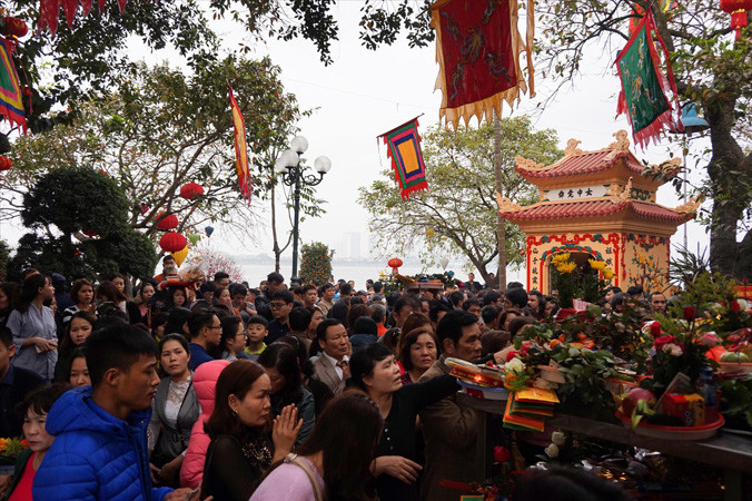 Người dân chen chân đi lễ ở Phủ Tây Hồ. Ảnh: Nguyên Khánh.