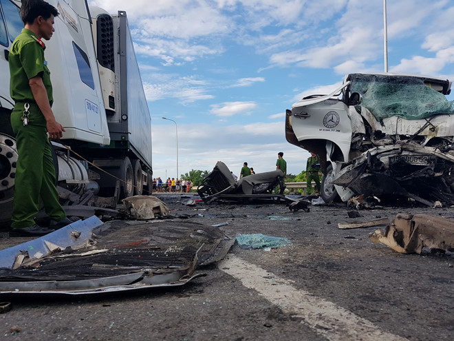 Hiện trường vụ tai nạn giao thông thảm khốc tại đường tránh Vĩnh Ðiện (thuộc địa phận​xã Ðiện Minh, thị xã Ðiện Bàn) khiến 13 người chết ngày 30/7.