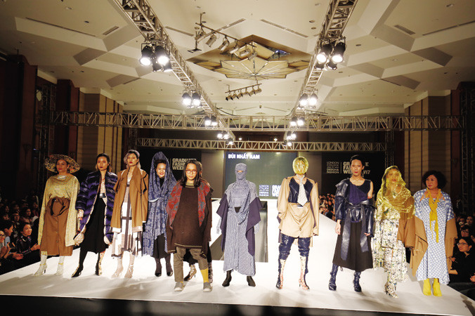 Bùi Nhất Nam bên bộ sưu tập "Hồi ức". Ảnh: Như Ý.