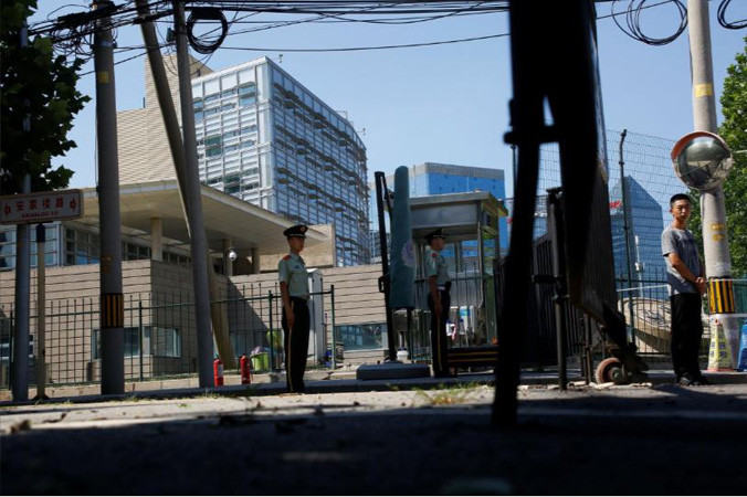 An ninh Trung Quốc canh gác bên ngoài đại sứ quán Mỹ.