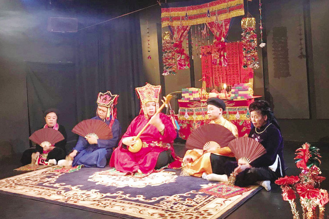 Không gian Then huyền bí ở Paris. Ảnh: Thanh Bách.