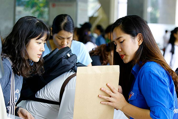 Thí sinh nộp hồ sơ trúng tuyển vào ĐH năm 2017 tại Hà Nội. Ảnh: Như Ý