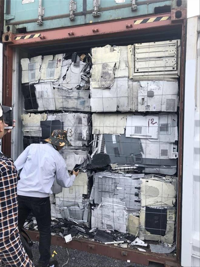 Container chứa đầy nhựa phế liệu không đạt chuẩn nhập khẩu, bị Hải quan Hải Phòng phát hiện ngày 11/6.