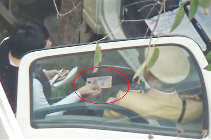 Người phụ nữ vi phạm luật giao thông đưa 200.000 đồng xin bỏ qua lỗi nhưng bị CSGT yêu cầu đưa thêm 100.000 đồng mới cho qua.