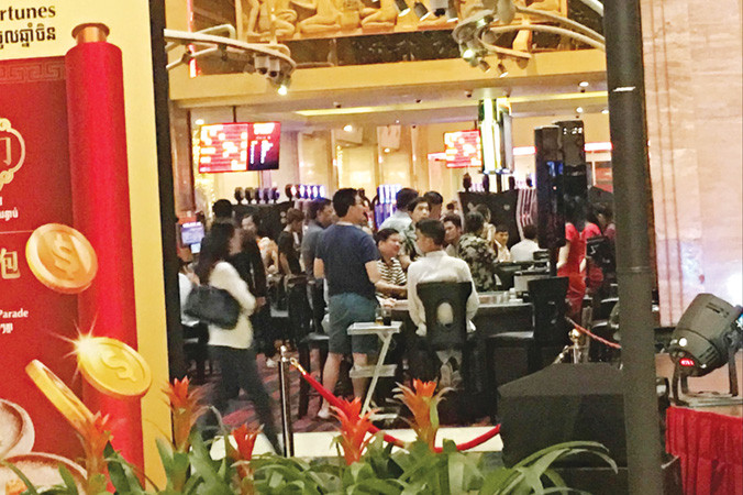 Khu vực chơi bài an ninh nghiêm ngặt, camera chi chít trên đầu.