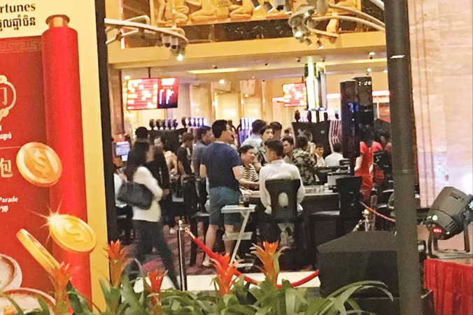 Khu vực chơi bài an ninh nghiêm ngặt, camera chi chít trên đầu.